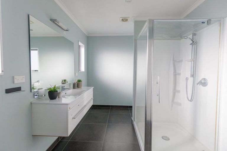 Photo of property in 11 Yarnbrook Grove, Churton Park, Wellington, 6037