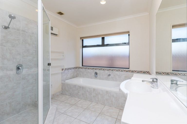 Photo of property in 64 Longford Park Drive, Takanini, 2112