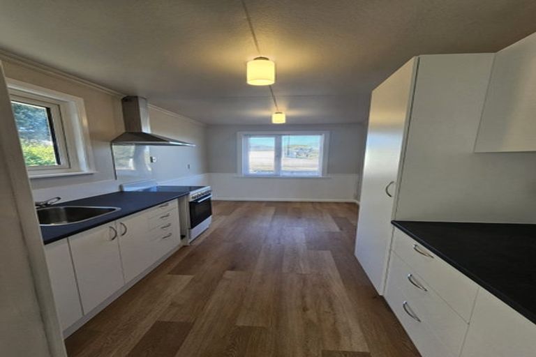 Photo of property in 5 Karewa Street, Castlecliff, Whanganui, 4501