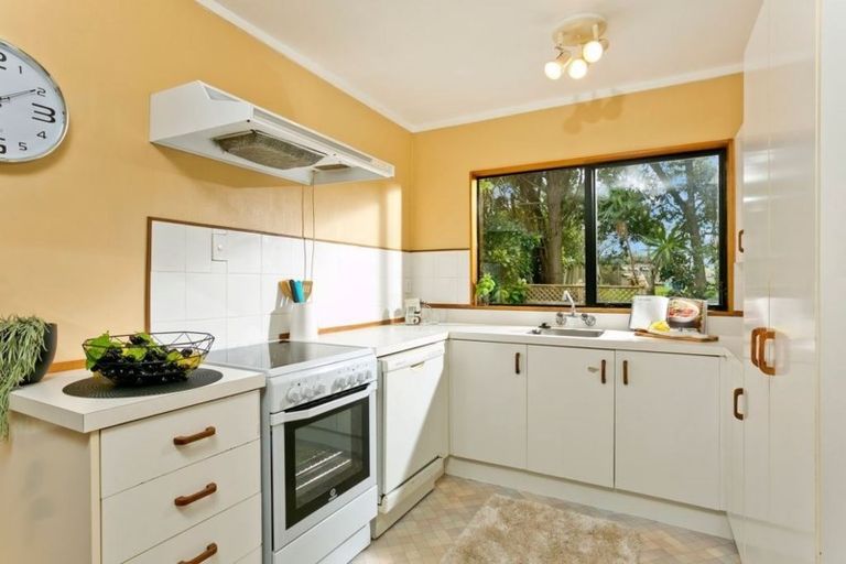 Photo of property in 2/21 Greenvalley Rise, Glenfield, Auckland, 0629