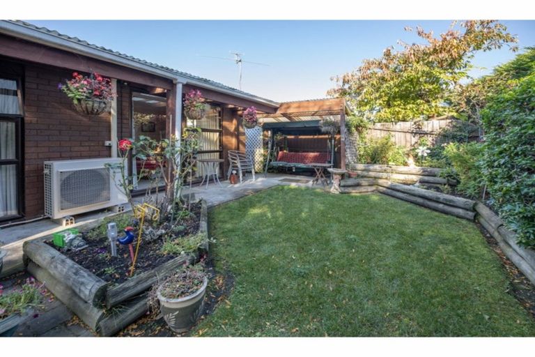 Photo of property in 2/9a Kingham Place, Avonhead, Christchurch, 8042