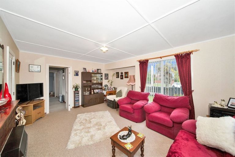 Photo of property in 10 Robbins Crescent, Hawera, 4610
