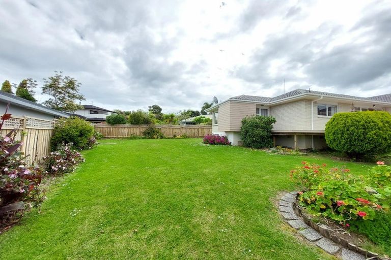 Photo of property in 21 Oakpark Place, West Harbour, Auckland, 0618
