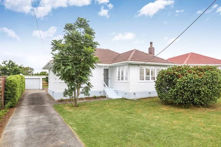 Photo of property in 14 Mackenzie Street, Te Atatu South, Auckland, 0610