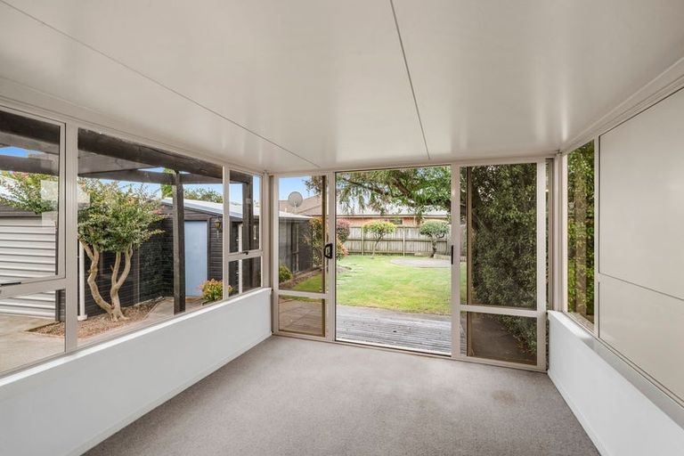 Photo of property in 77 Farquhars Road, Redwood, Christchurch, 8051