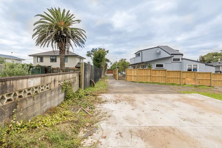 Photo of property in 3a Crompton Road, Massey, Auckland, 0614