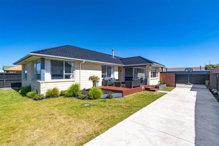 Photo of property in 32 Inwoods Road, Parklands, Christchurch, 8083