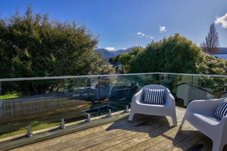 Photo of property in 5 Cedar Drive, Kelvin Heights, Queenstown, 9300