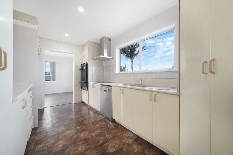 Photo of property in 16 Sylvan Crescent, Te Atatu South, Auckland, 0610