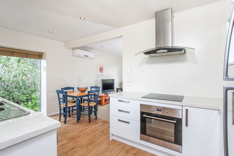 Photo of property in 10 Stottholm Road, Titirangi, Auckland, 0604