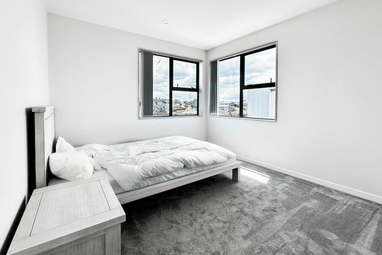 Photo of property in 22 Heketara Way, Massey, Auckland, 0614