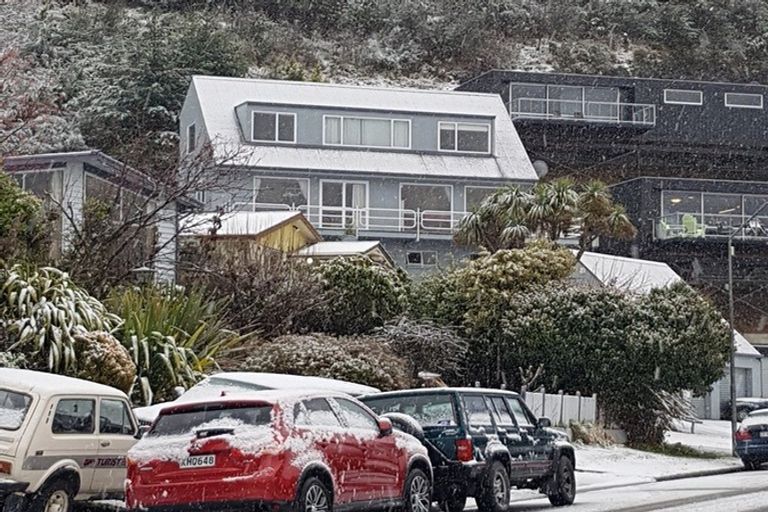 Photo of property in 32 Avalon Crescent, Fernhill, Queenstown, 9300