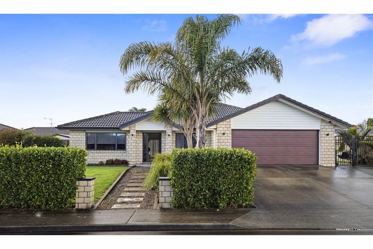 Photo of property in 22 Ripple Grove, Waiuku, 2123