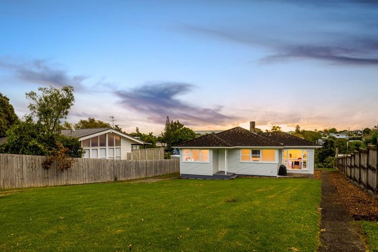 Photo of property in 24 Gill Avenue, Te Atatu Peninsula, Auckland, 0610