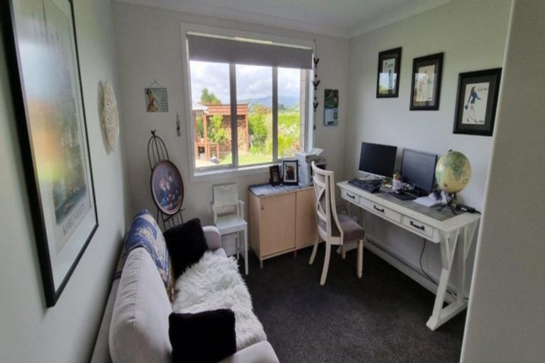 Photo of property in 9 Waipuna Grove, Levin, 5571