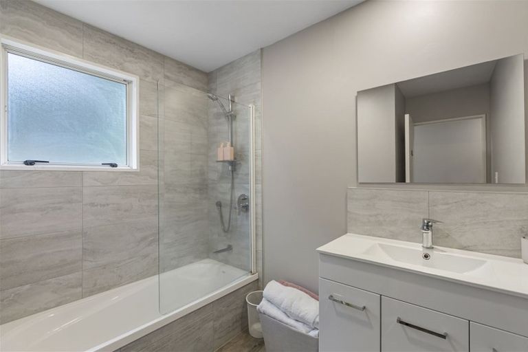 Photo of property in 40 Tyrico Close, Unsworth Heights, Auckland, 0632