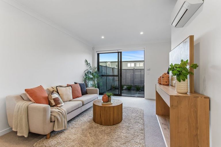 Photo of property in 112 Pepene Avenue, Takanini, Auckland, 2112