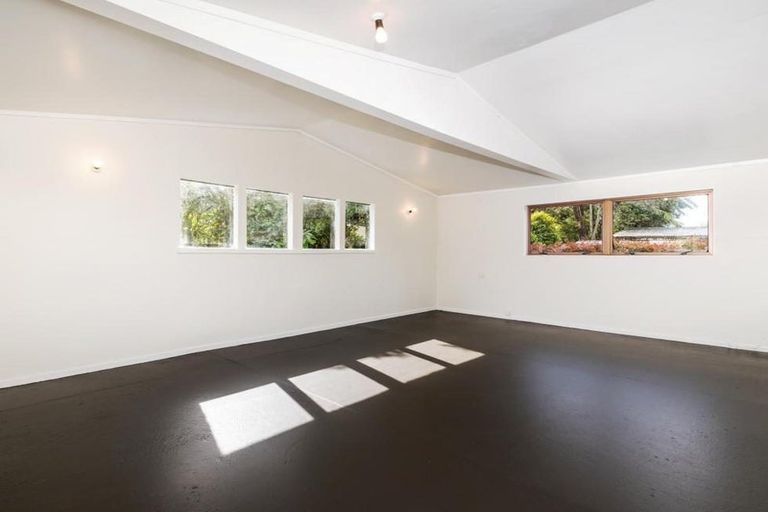 Photo of property in 6 Gill Avenue, Te Atatu Peninsula, Auckland, 0610