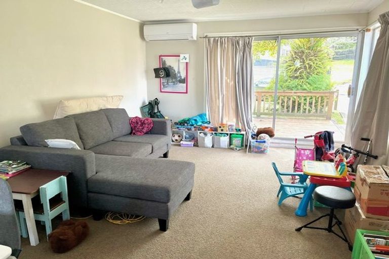 Photo of property in 16 Jenanne Place, Totara Vale, Auckland, 0629