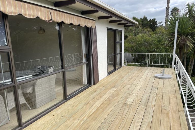 Photo of property in 2/918 Beach Road, Waiake, Auckland, 0630