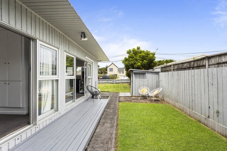 Photo of property in 2/2a Eskdale Road, Birkdale, Auckland, 0626