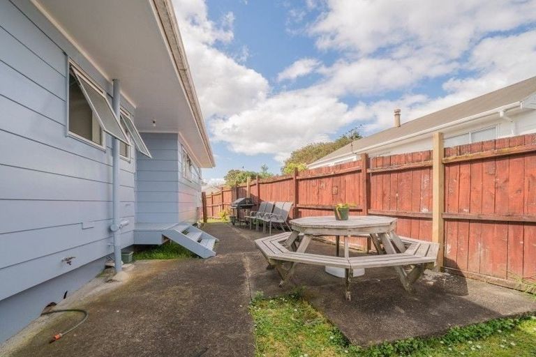 Photo of property in 12 Imperial Place, Henderson, Auckland, 0612