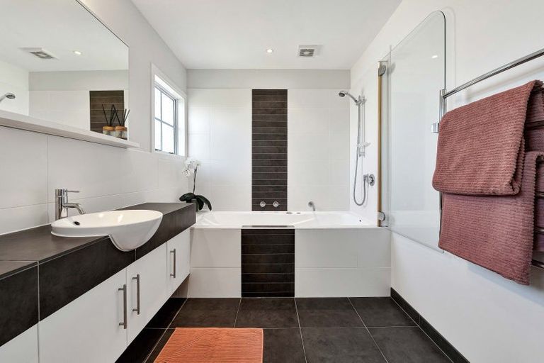 Photo of property in 5 Tamati Place, Merrilands, New Plymouth, 4312