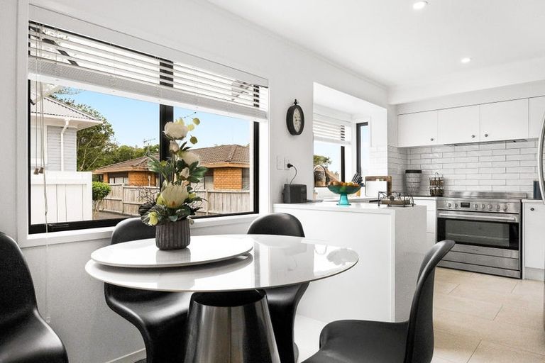 Photo of property in 2/58 Hillcrest Avenue, Hillcrest, Auckland, 0627