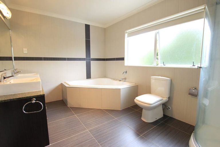 Photo of property in 15 Newbury Place, Schnapper Rock, Auckland, 0632