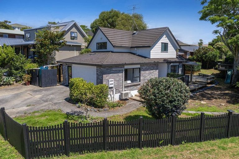 Photo of property in 1/1 Tern Place, Unsworth Heights, Auckland, 0632