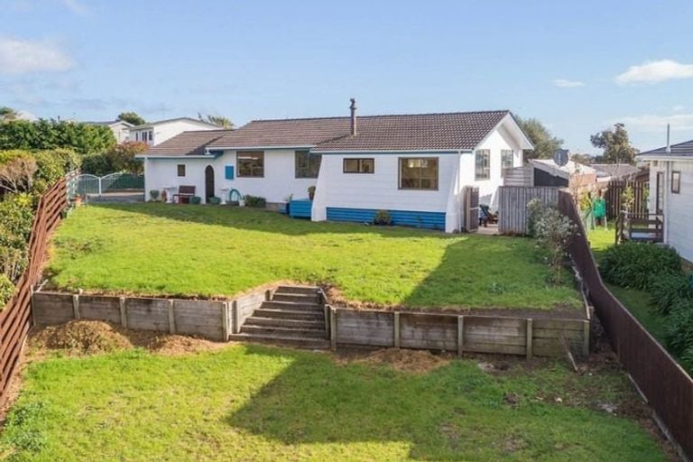Photo of property in 13 Freyberg Crescent, Waikanae Beach, Waikanae, 5036
