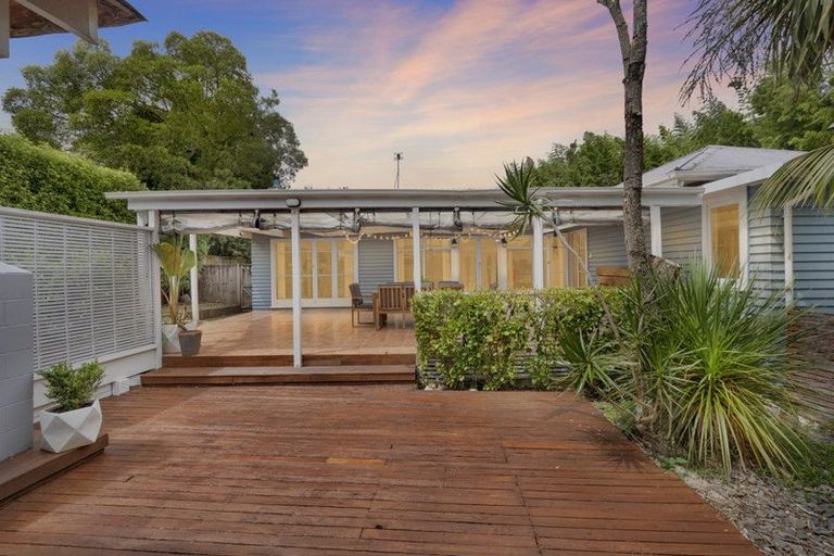 Photo of property in 24 Kingdale Road, Henderson, Auckland, 0610