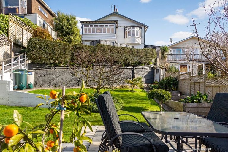 Photo of property in 25 Eden Street, Island Bay, Wellington, 6023