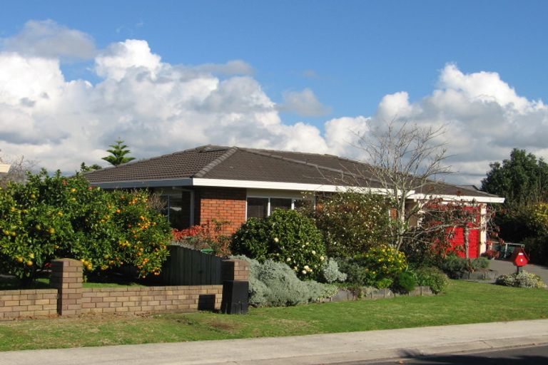 Photo of property in 1 Barton Place, Orewa, 0931