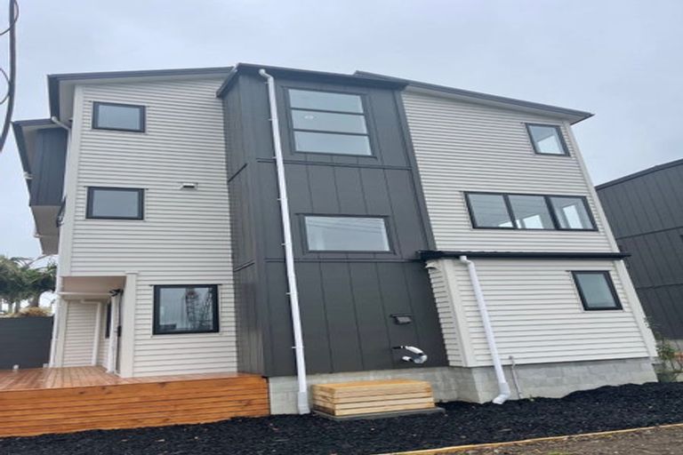 Photo of property in 233 Lake Road, Northcote, Auckland, 0627