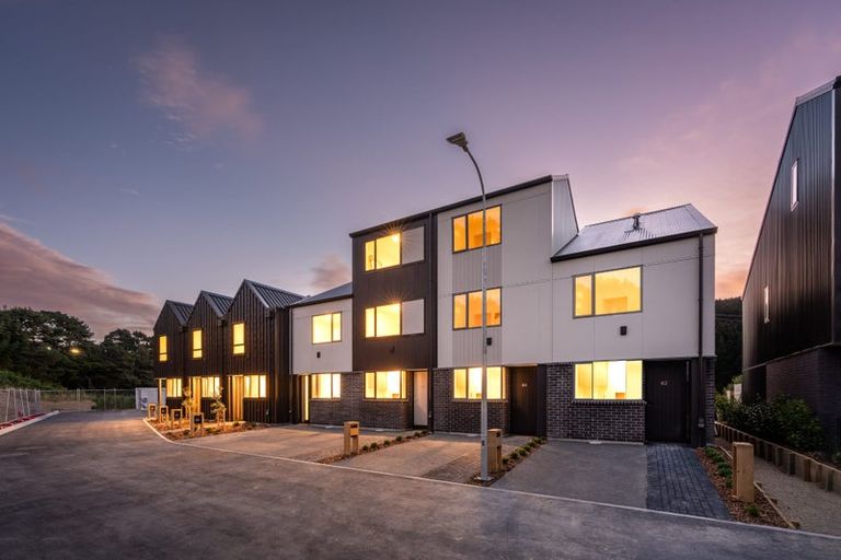 Photo of property in 92 Ara Paiwhenua, Tawa, Wellington, 5028