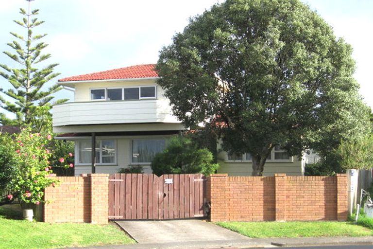 Photo of property in 43 Rewarewa Road, Te Atatu Peninsula, Auckland, 0610