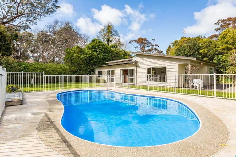 Photo of property in 41-43 Greenaway Road, Waikanae, 5036
