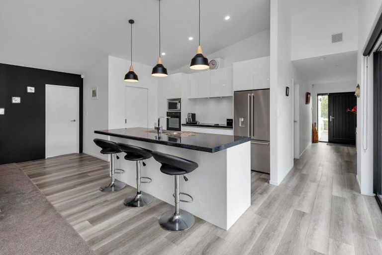 Photo of property in 11 Waitemata Drive, One Tree Point, 0118