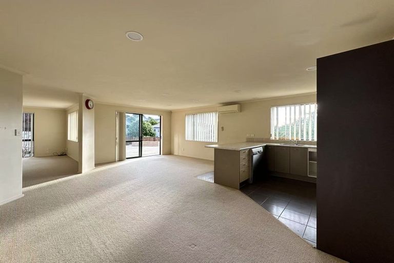 Photo of property in 10 Nimstedt Avenue, Oteha, Auckland, 0632