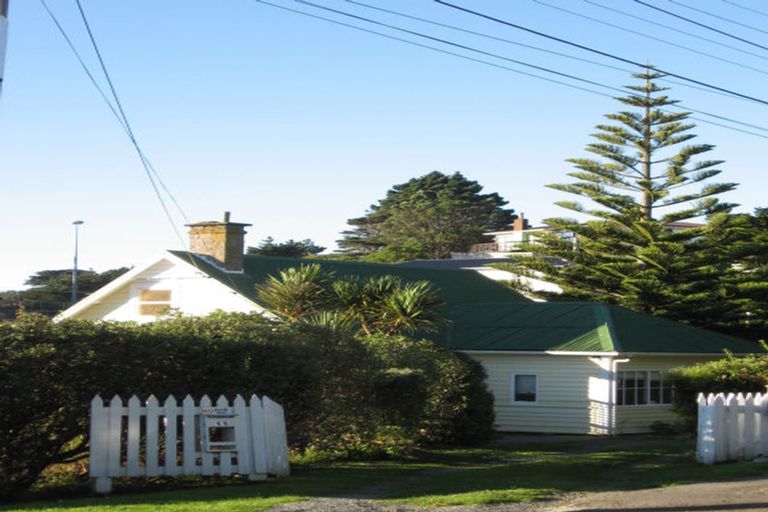Photo of property in 9 Lyndfield Lane, Newlands, Wellington, 6037