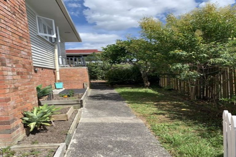 Photo of property in 9 Lex Avenue, Green Bay, Auckland, 0604