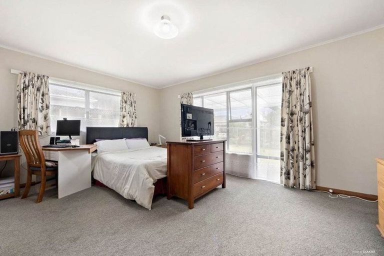 Photo of property in 61 Taikata Road, Te Atatu Peninsula, Auckland, 0610