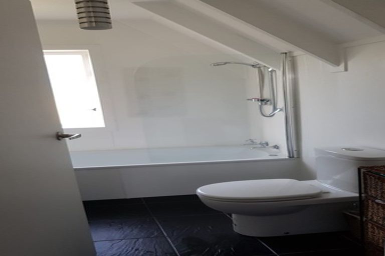 Photo of property in 50f5 Darlington Road, Miramar, Wellington, 6022