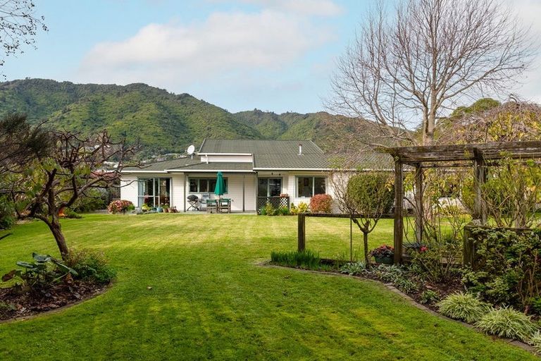 Photo of property in 29 Cranbrook Grove, Waikanae, 5036