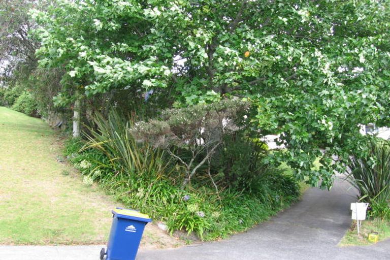 Photo of property in 2/10 Coroglen Avenue, Birkenhead, Auckland, 0626
