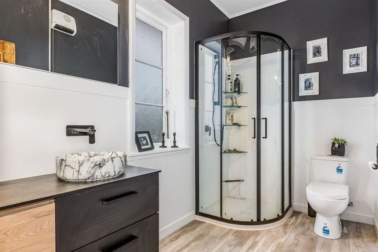 Photo of property in 4 Rodney Street, Northland, Wellington, 6012