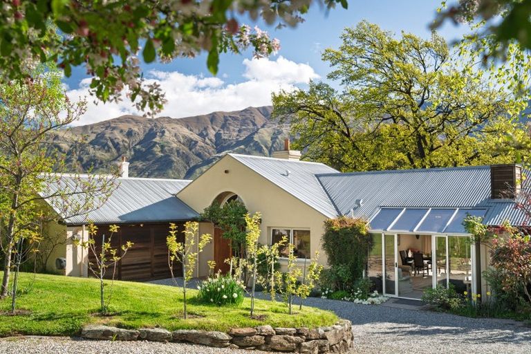 Photo of property in 30 Beacon Point Road, Wanaka, 9305