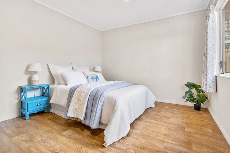 Photo of property in 18 Kearney Place, Massey, Auckland, 0614