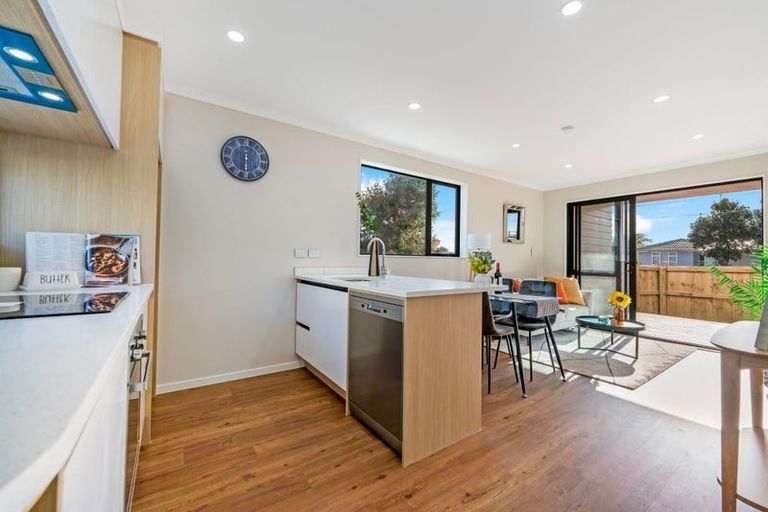 Photo of property in 5/3 Royal View Road, Te Atatu South, Auckland, 0610